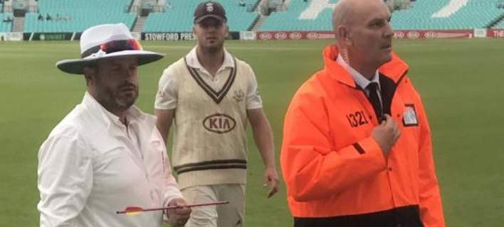 Πανικός σε αγώνα κρίκετ στη Βρετανία: Φλεγόμενο βέλος καρφώθηκε στο κέντρο του γηπέδου